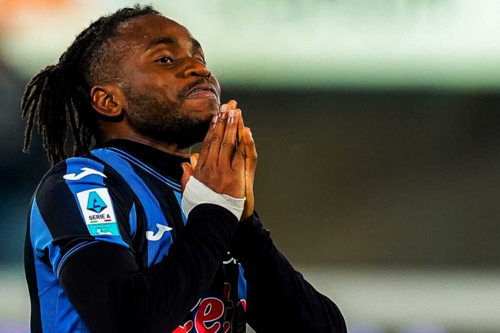 Ademola Lookman con la maglia dell'Atalanta