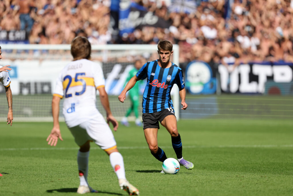 Charles De Ketelaere con la maglia dell'Atalanta