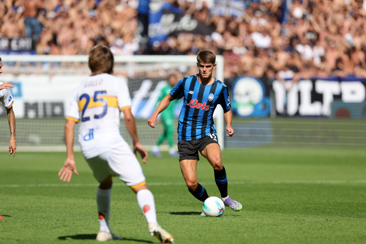 Charles De Ketelaere con la maglia dell'Atalanta