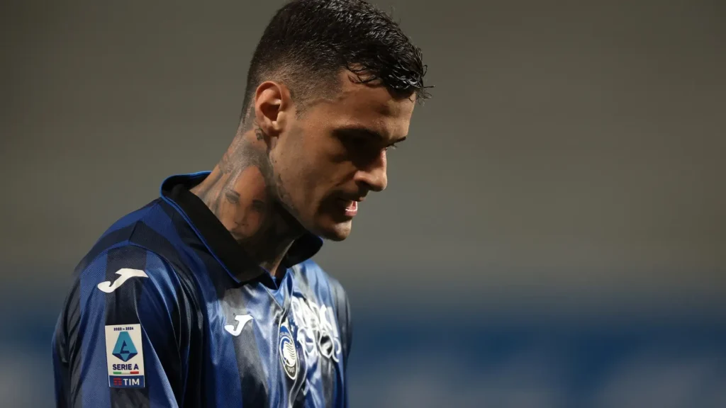 Scamacca in azione con la maglia dell'Atalanta