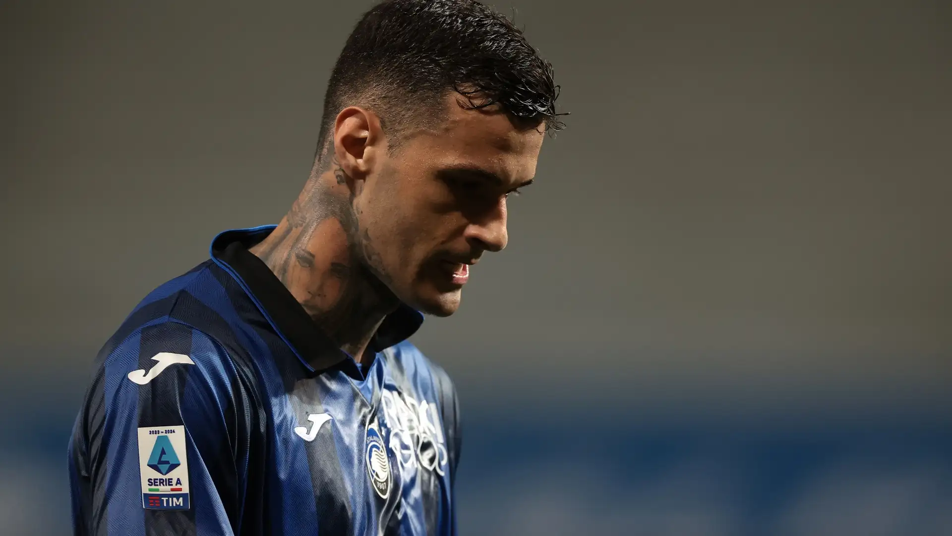 Scamacca in azione con la maglia dell'Atalanta