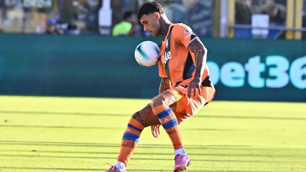 Scamacca in azione con la maglia dell'Atalanta