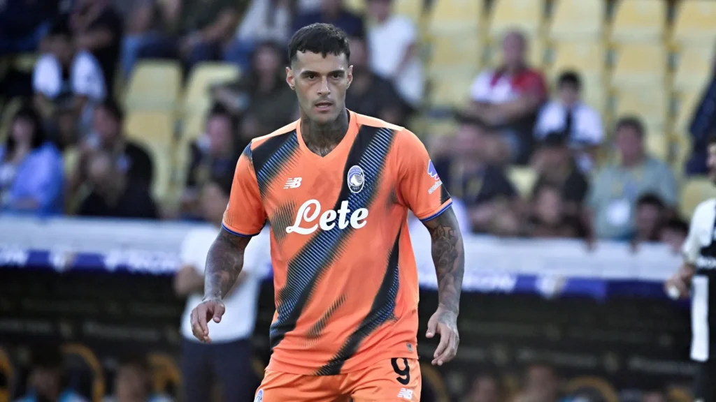 Scamacca in azione con la maglia dell'Atalanta