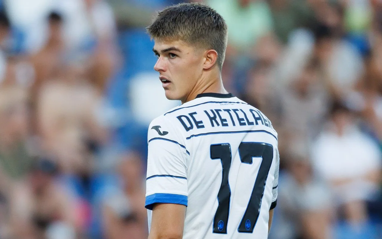 De Ketelaere con la maglia dell'Atalanta