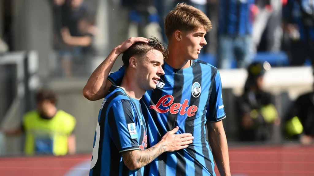 De Ketelaere e Zalewski festeggiano dopo un gol in maglia Atalanta