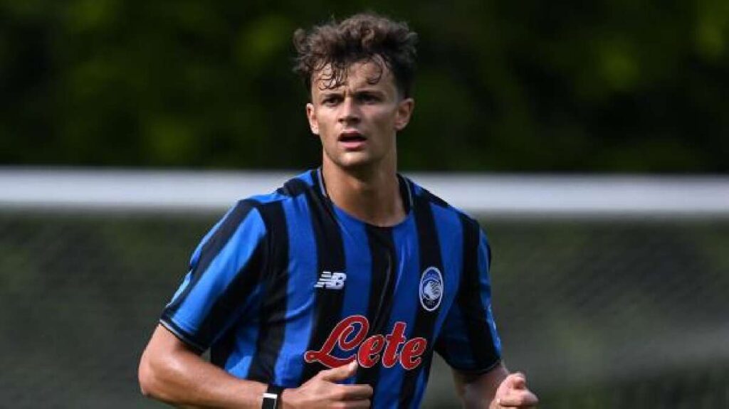 Scalvini in campo con la maglia dell'Atalanta
