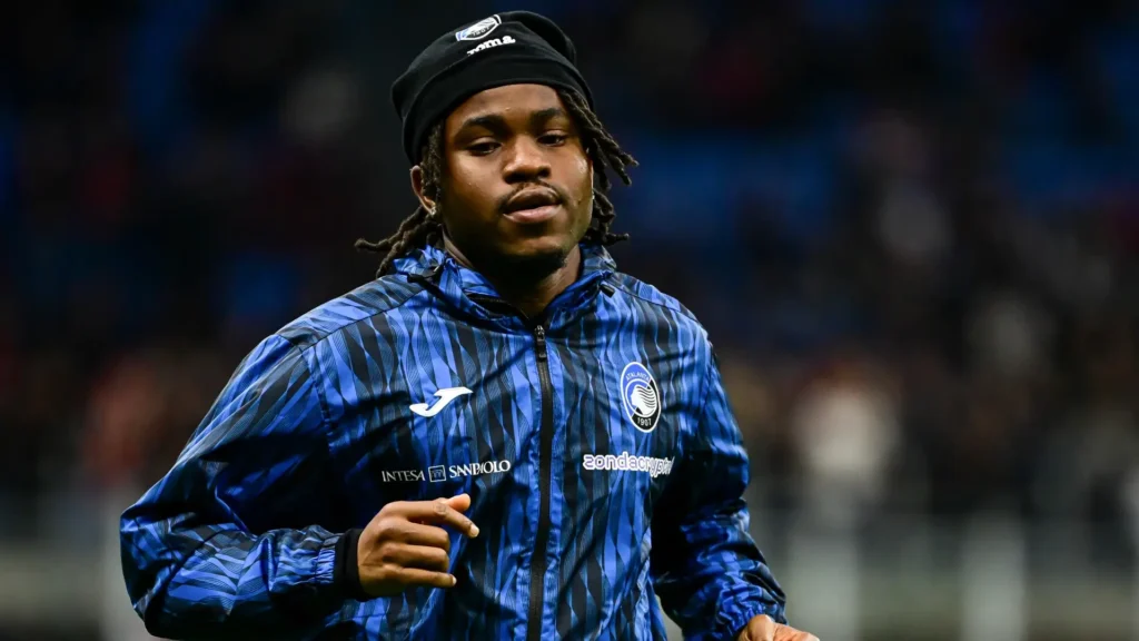 Lookman con la maglia dell'Atalanta durante il riscaldamento
